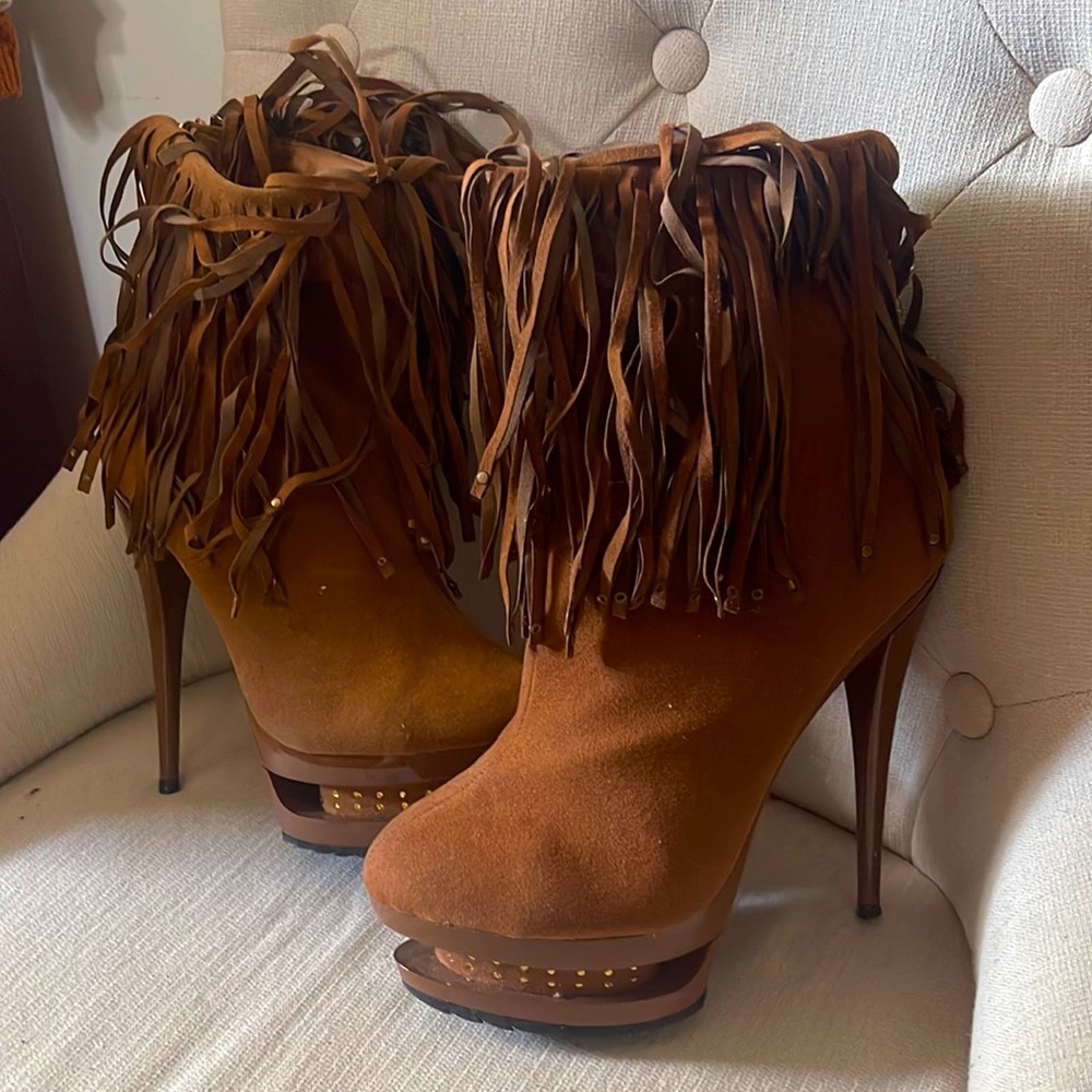 Privileged pumps heels